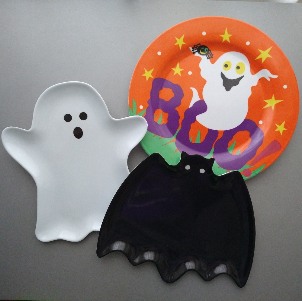 Bundle of Halloween plates and dish cloths